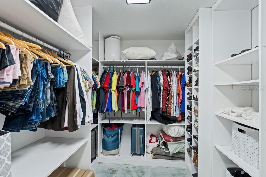 WALKING CLOSET (2nd Floor)