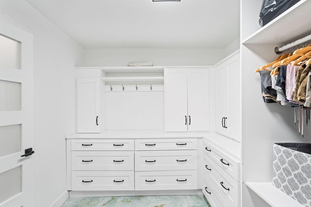 WALKING CLOSET (2nd Floor)