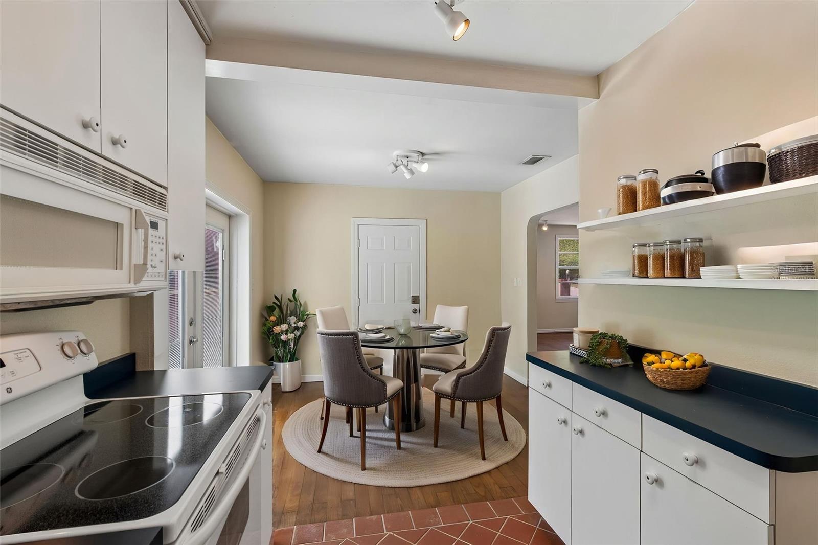 VIRTUALLY STAGED Dining