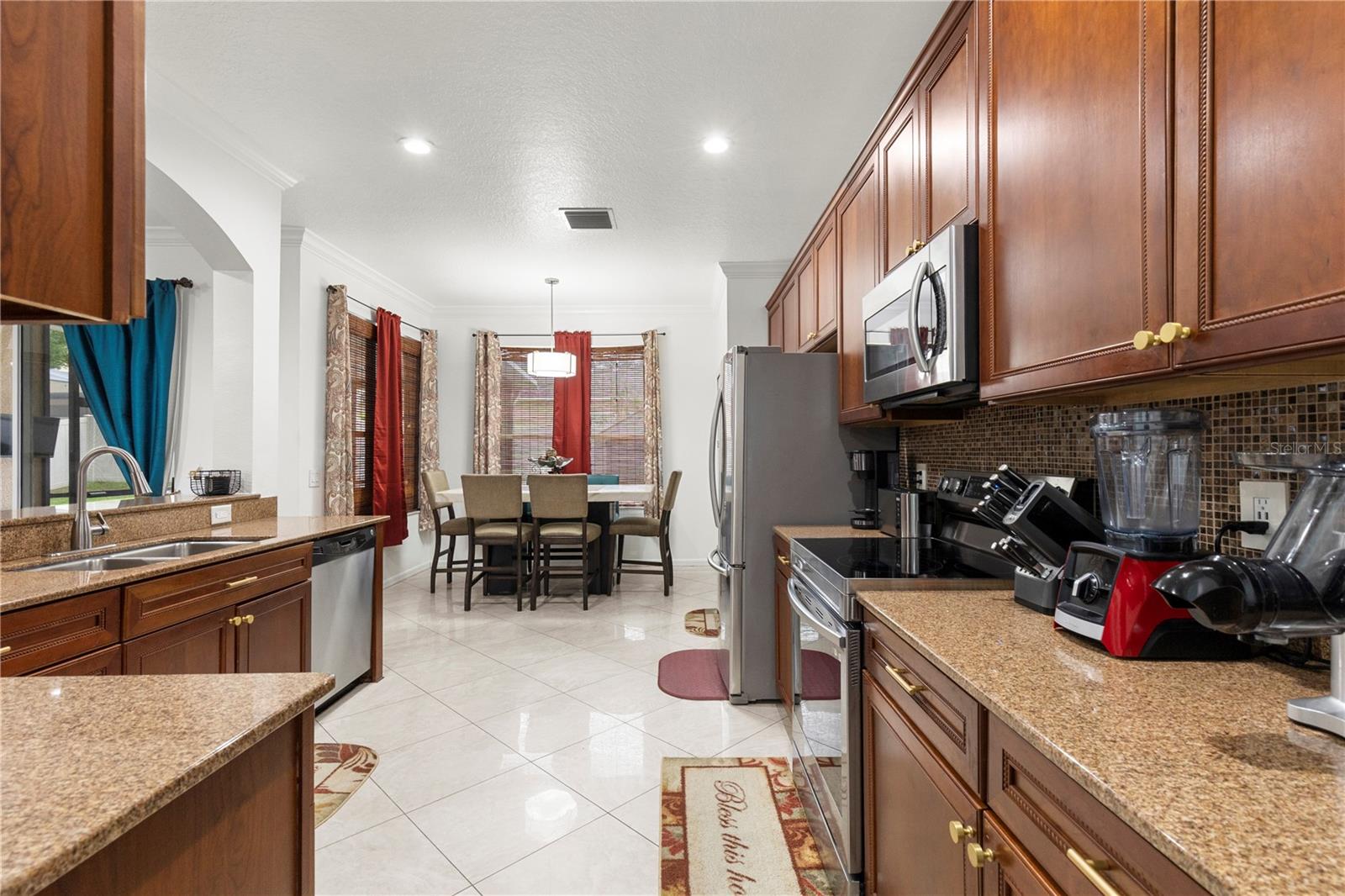 Eat-in Kitchen