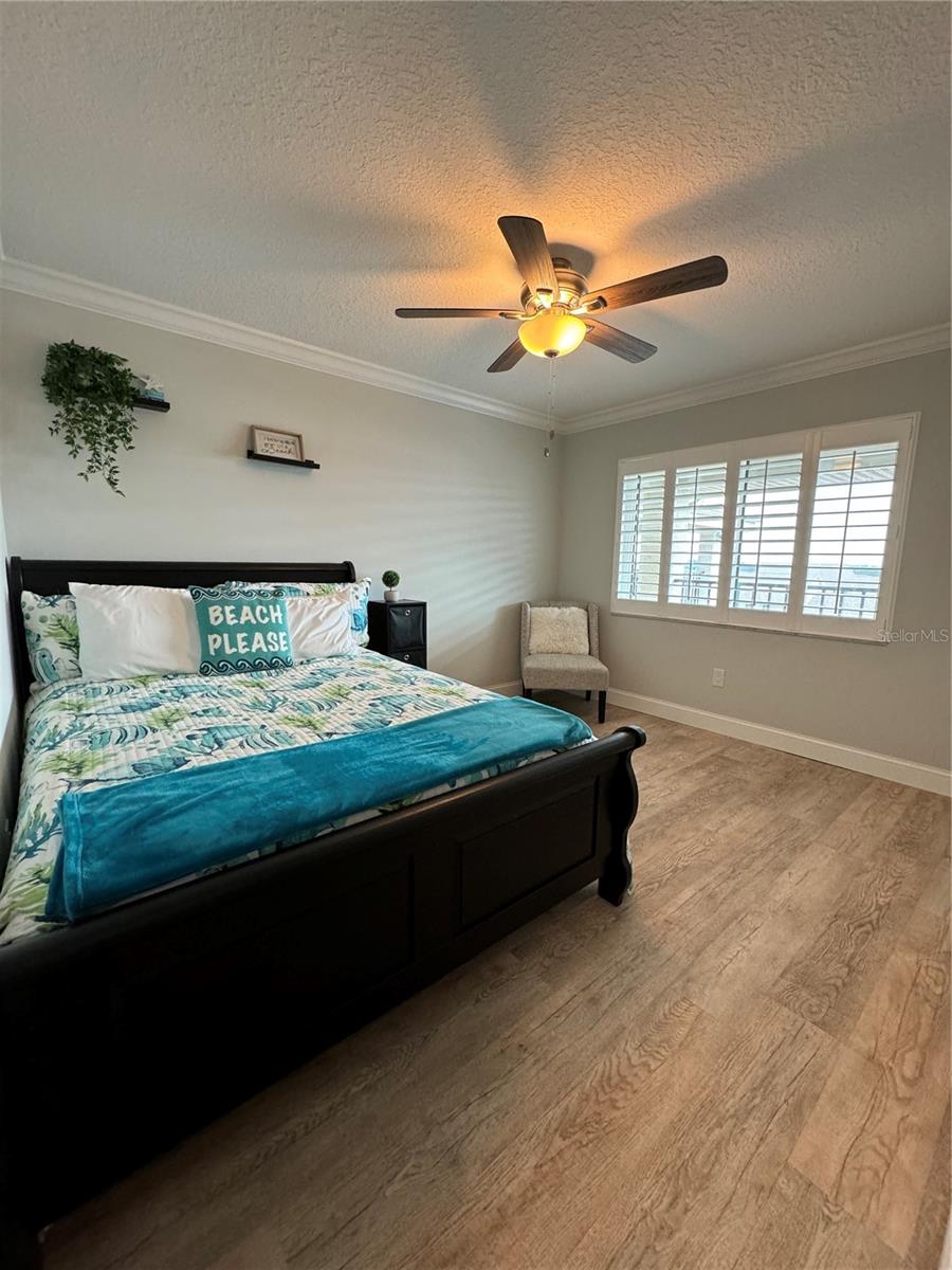 Guest bedroom Queen size bed