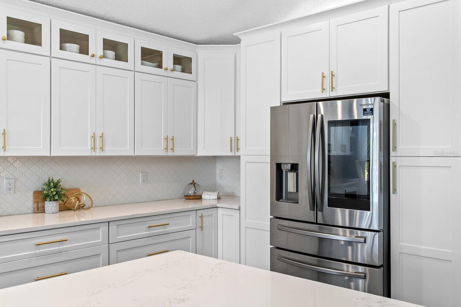 Samsung 4-door refrigerator with Family Center message screen