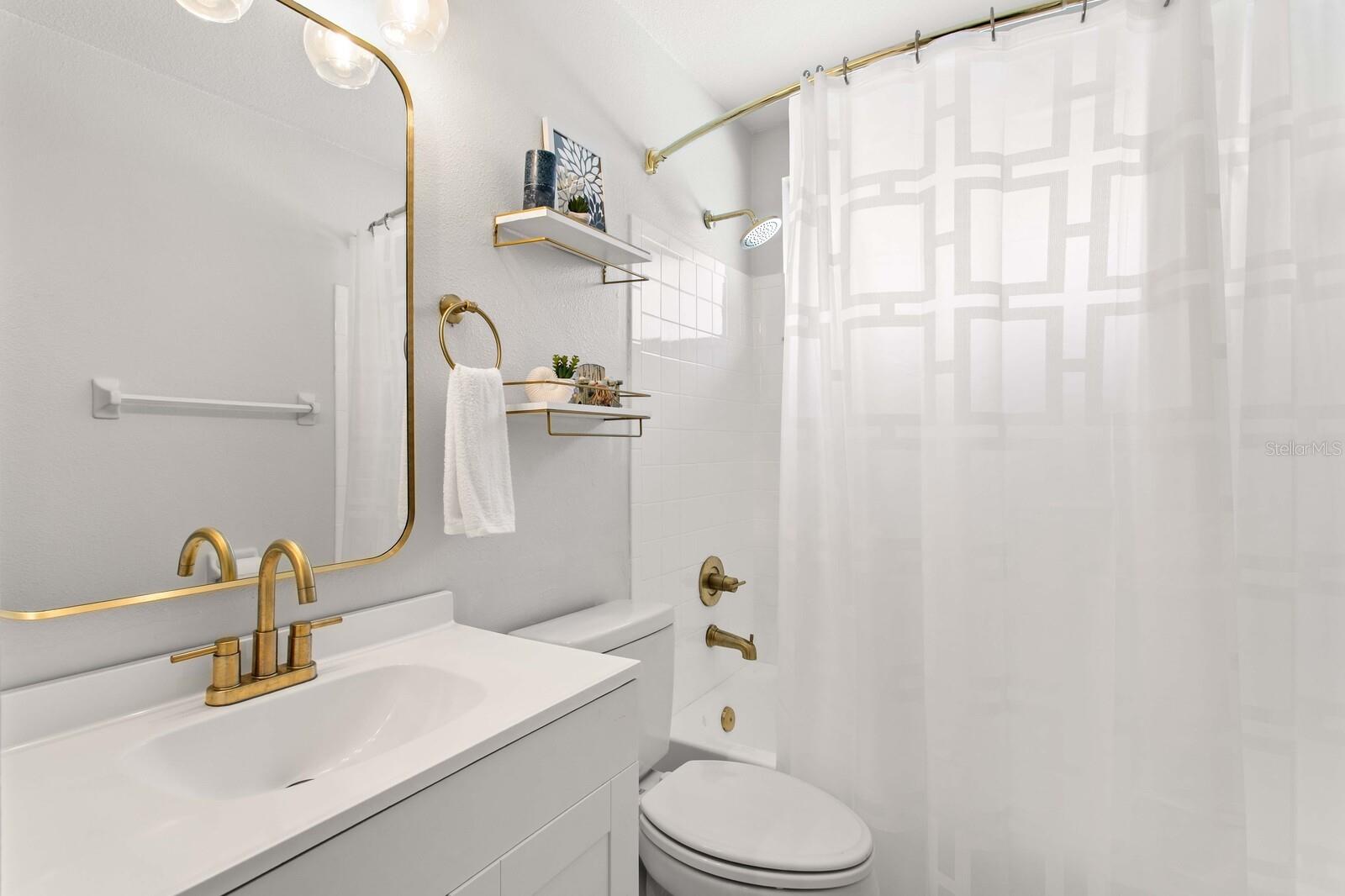 Fully updated 2nd bath with tub/shower combo