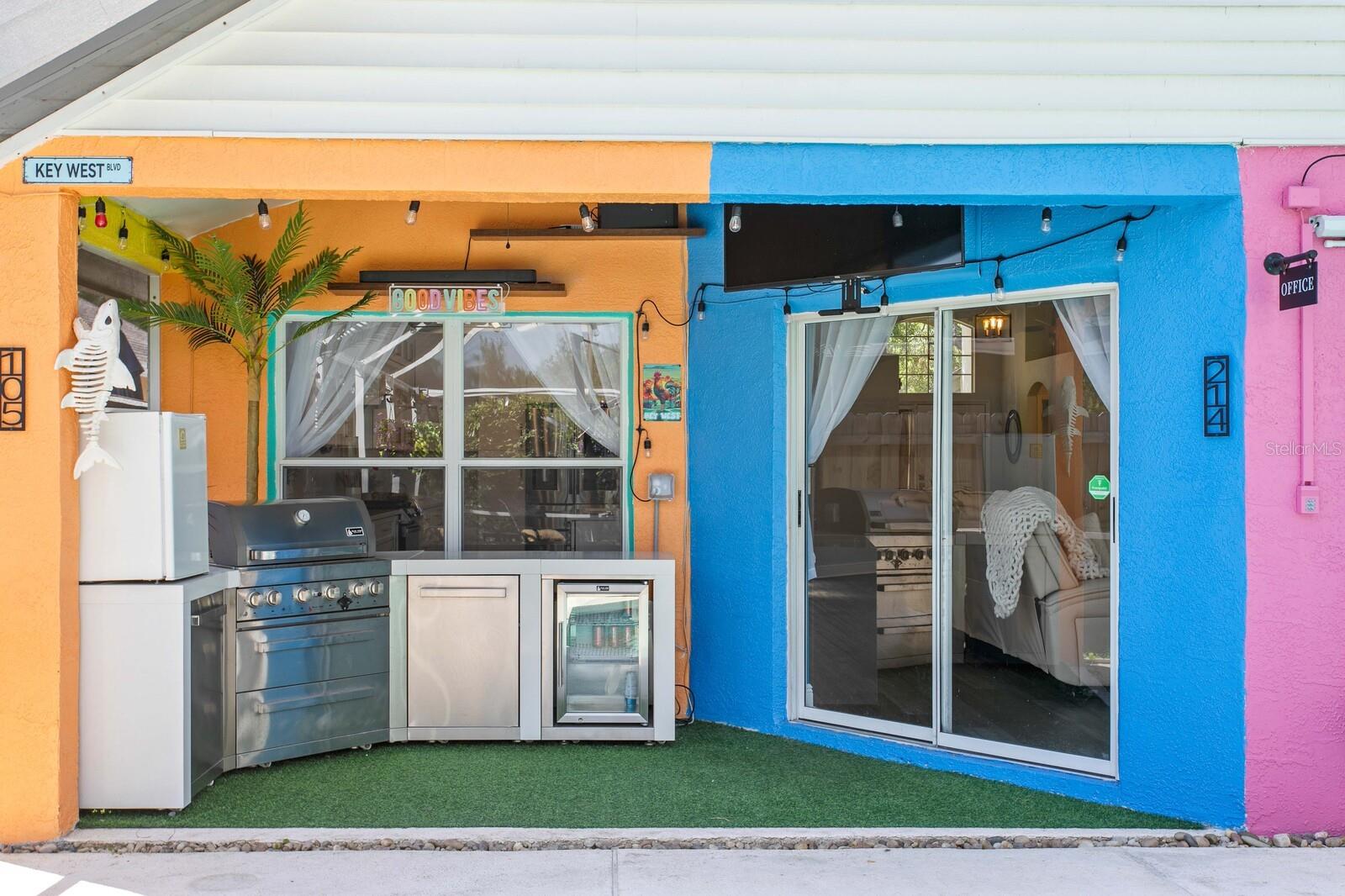 Step out from your family room into the Key West themed backyard pardise