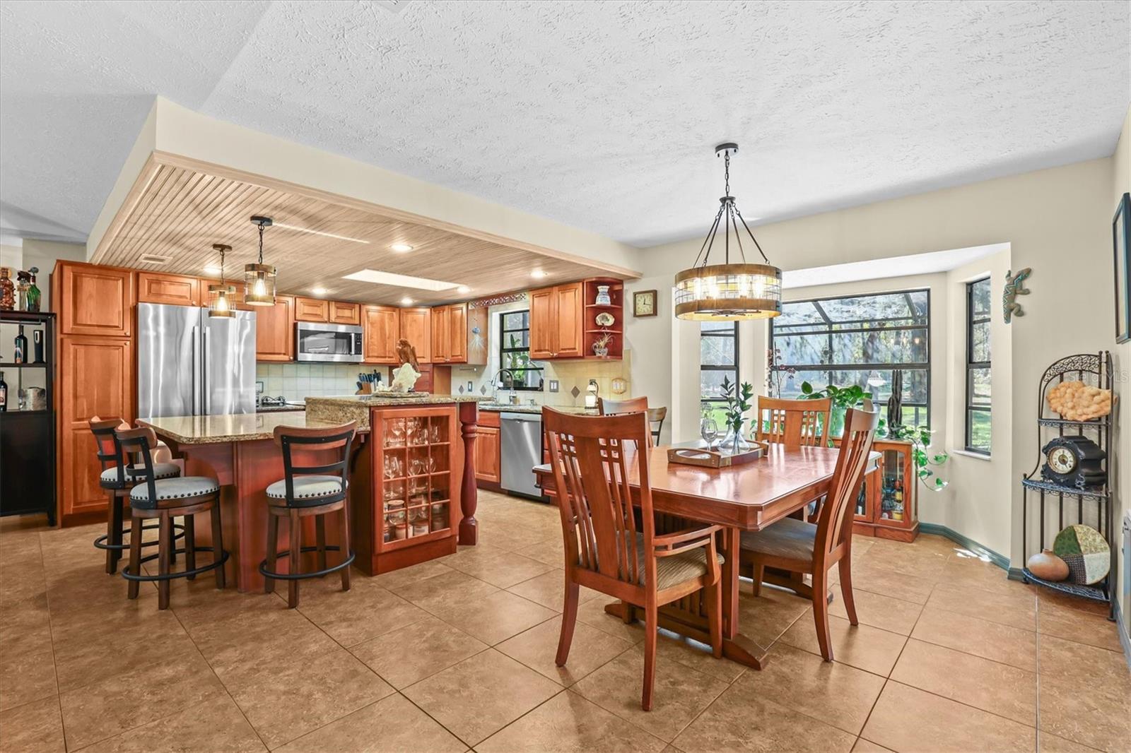 Kitchen & Dining