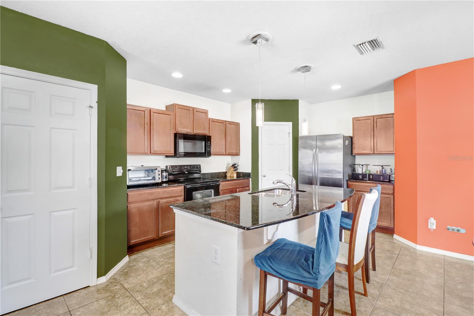 Kitchen and Breakfast Bar