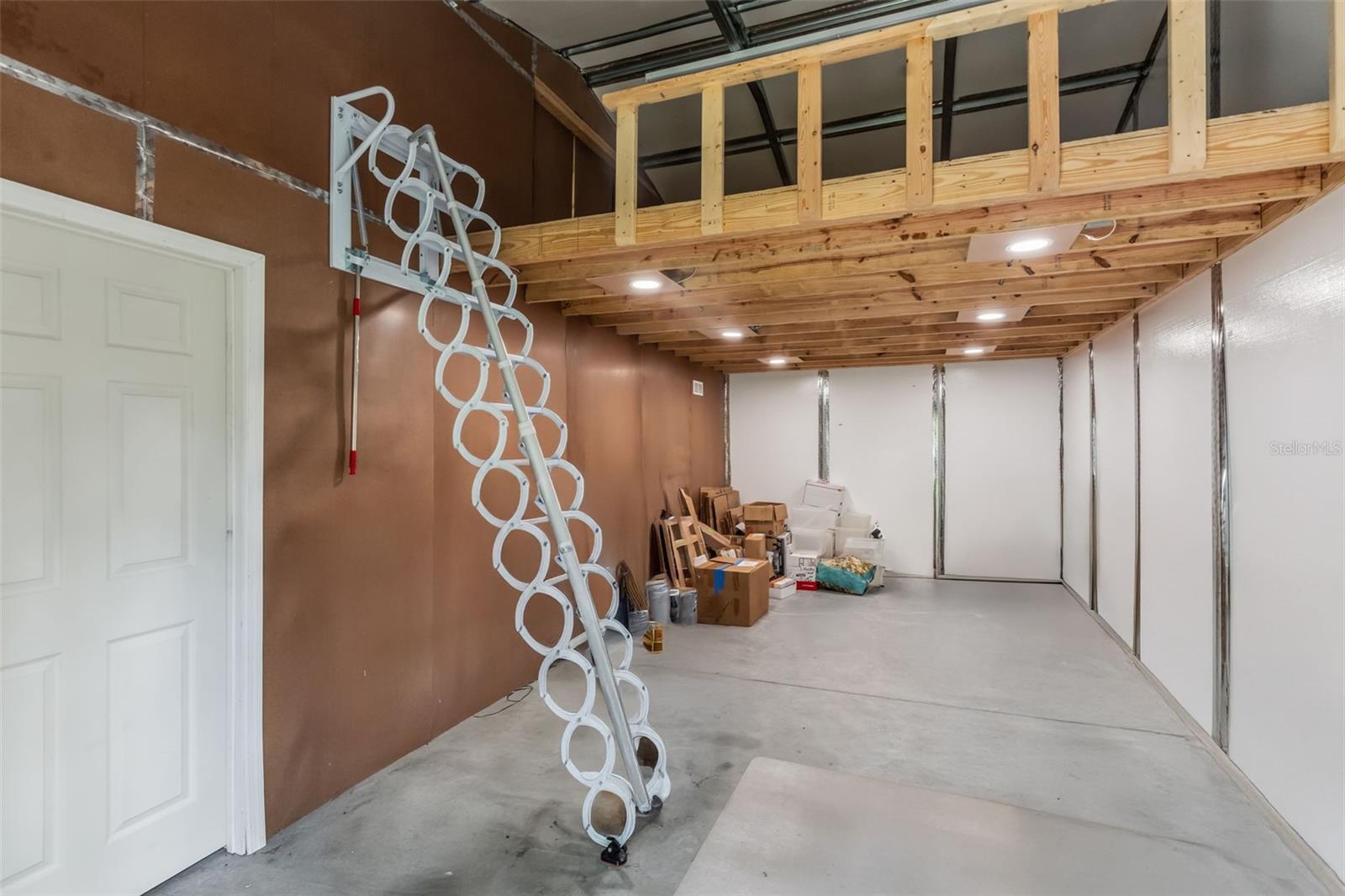 1000 sqft Garage & Storage plus more Unit