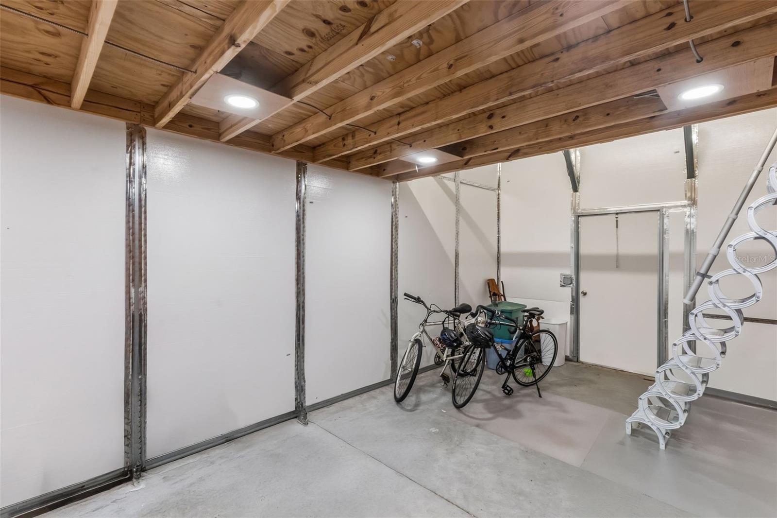 1000 sqft Garage & Storage plus more Unit