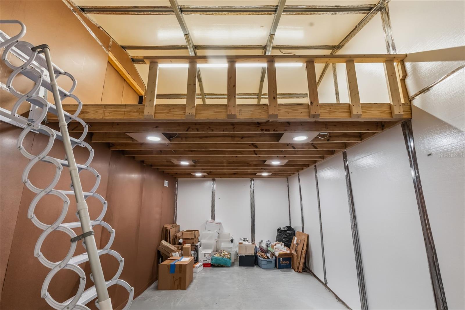 1000 sqft Garage & Storage plus more Unit