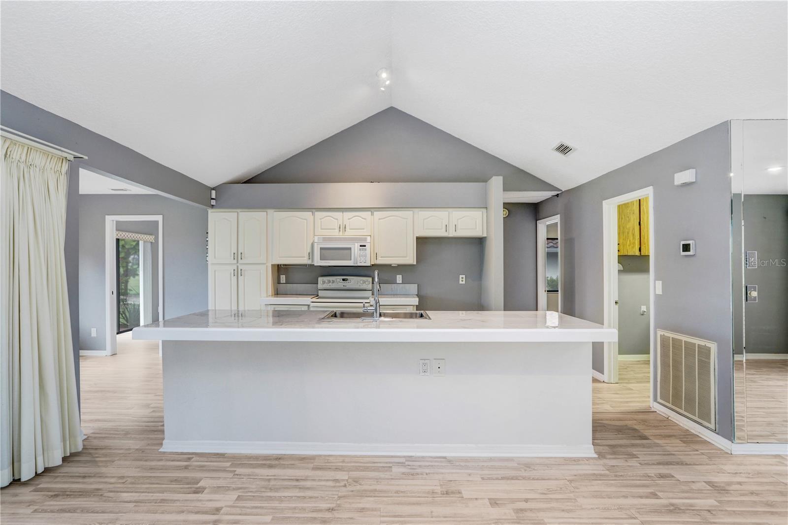 Kitchen and Breakfast bar