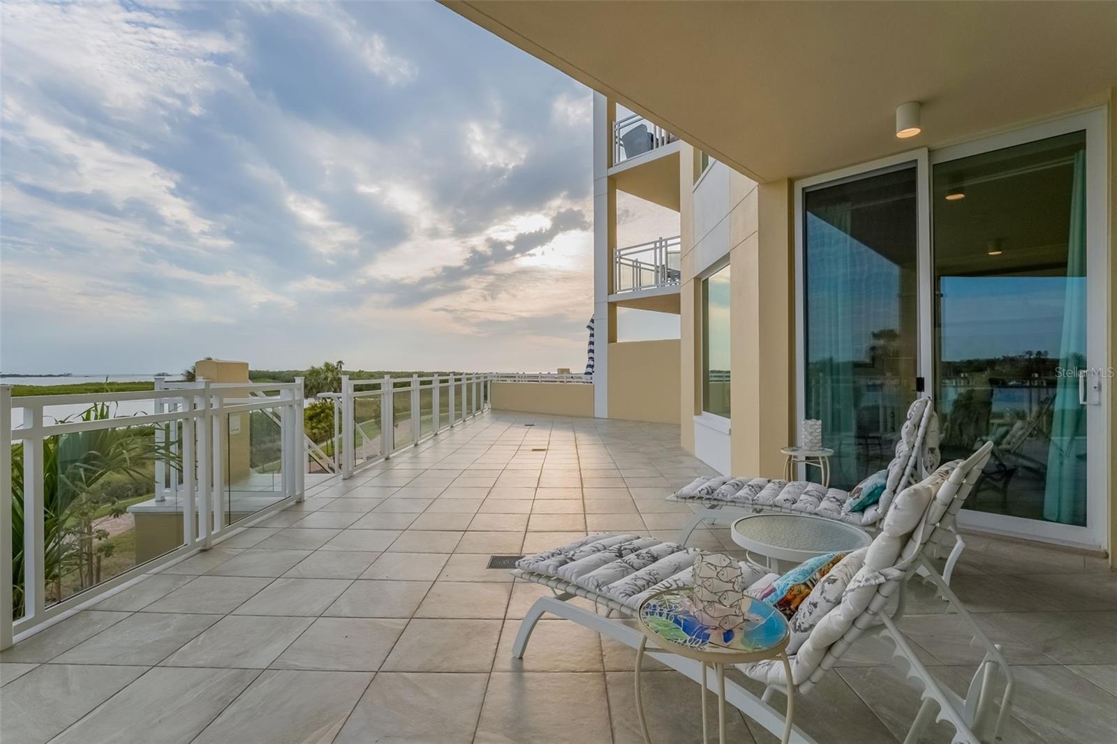 The perfect balcony for entertaining!