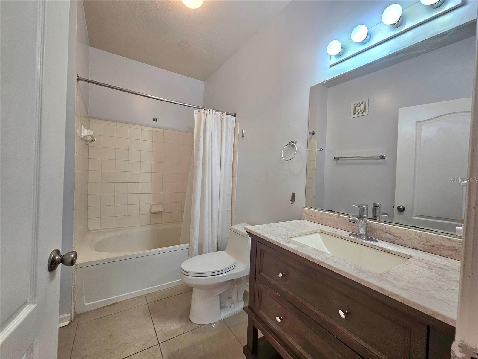 Master bedroom ensuite with garden tub
