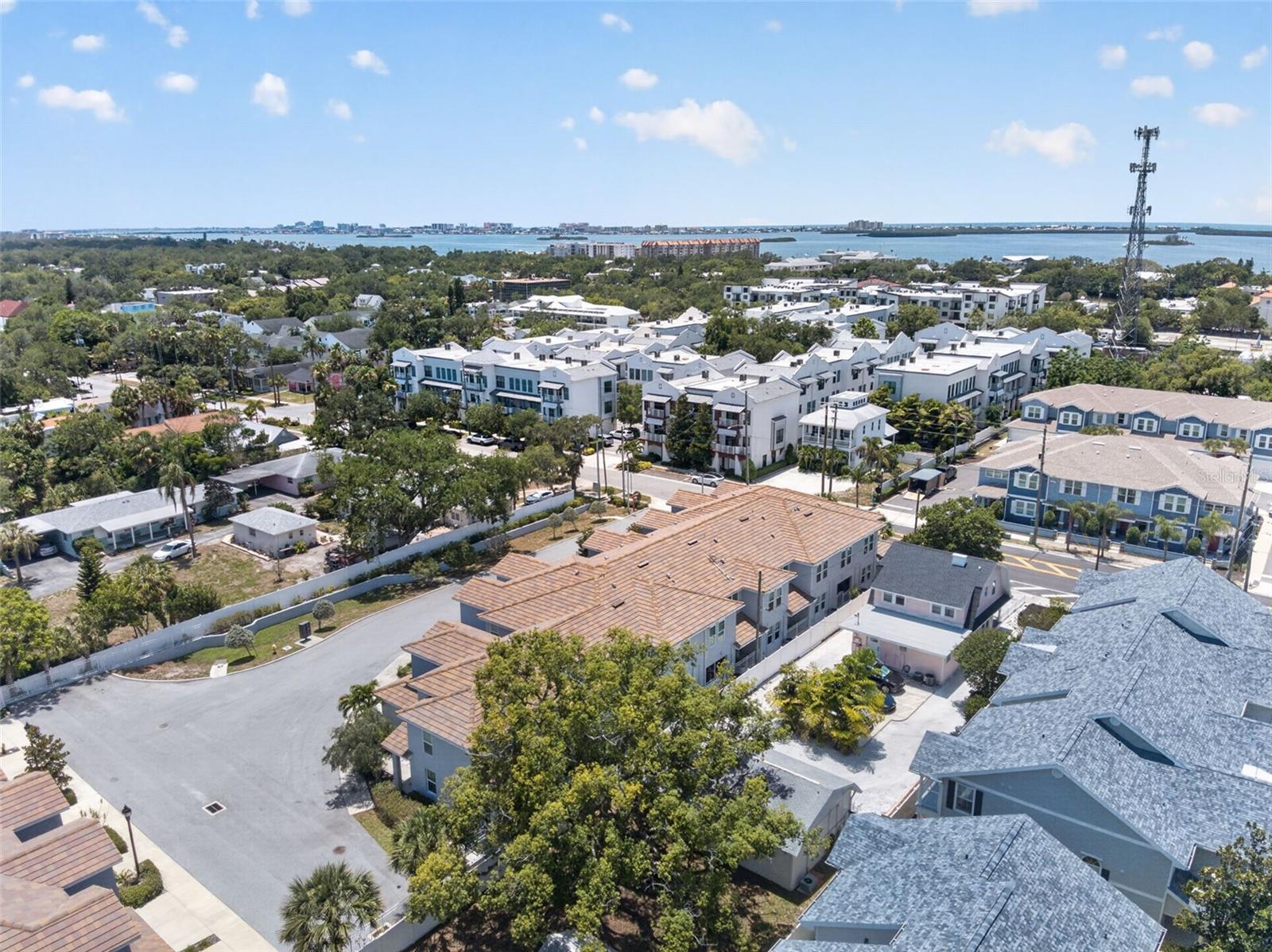 Community is close to downtown and the waterfront. Close enough to walk to shops and restaurants