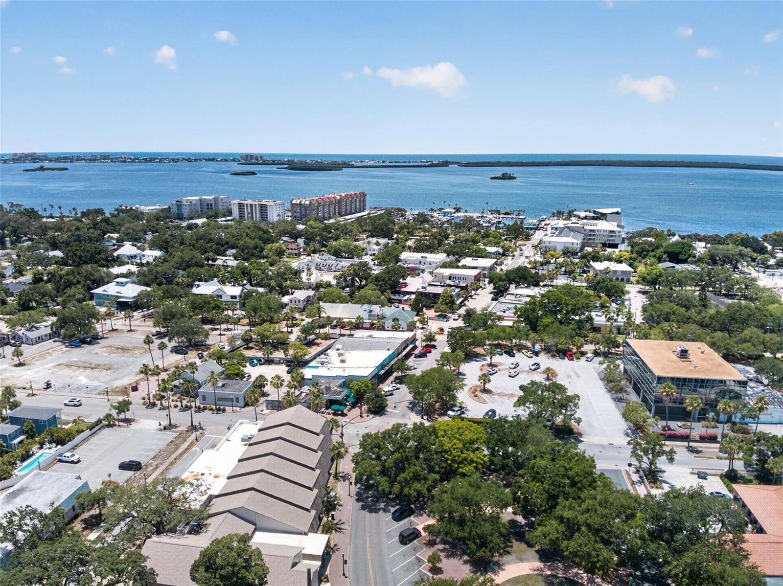 Community is close to downtown and the waterfront. Close enough to walk to shops and restaurants