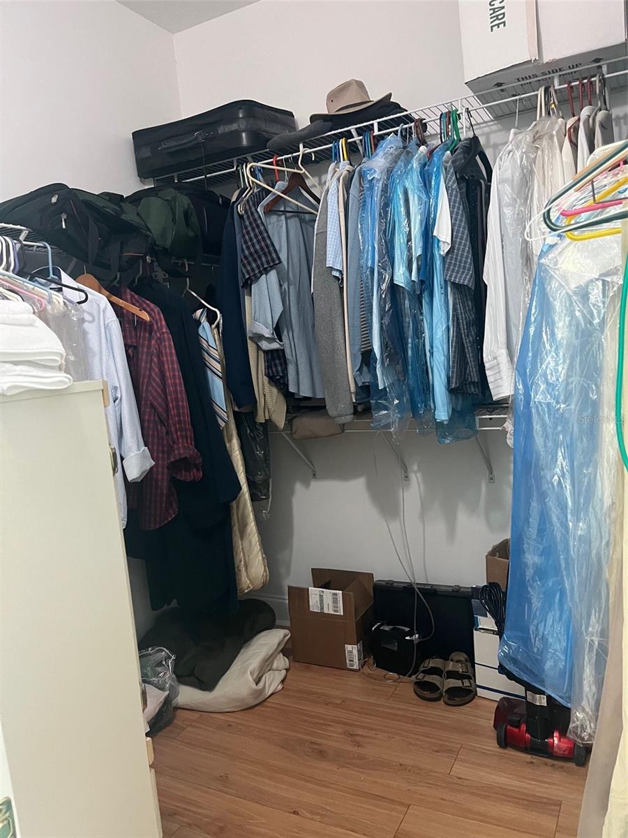 WALK IN CLOSET