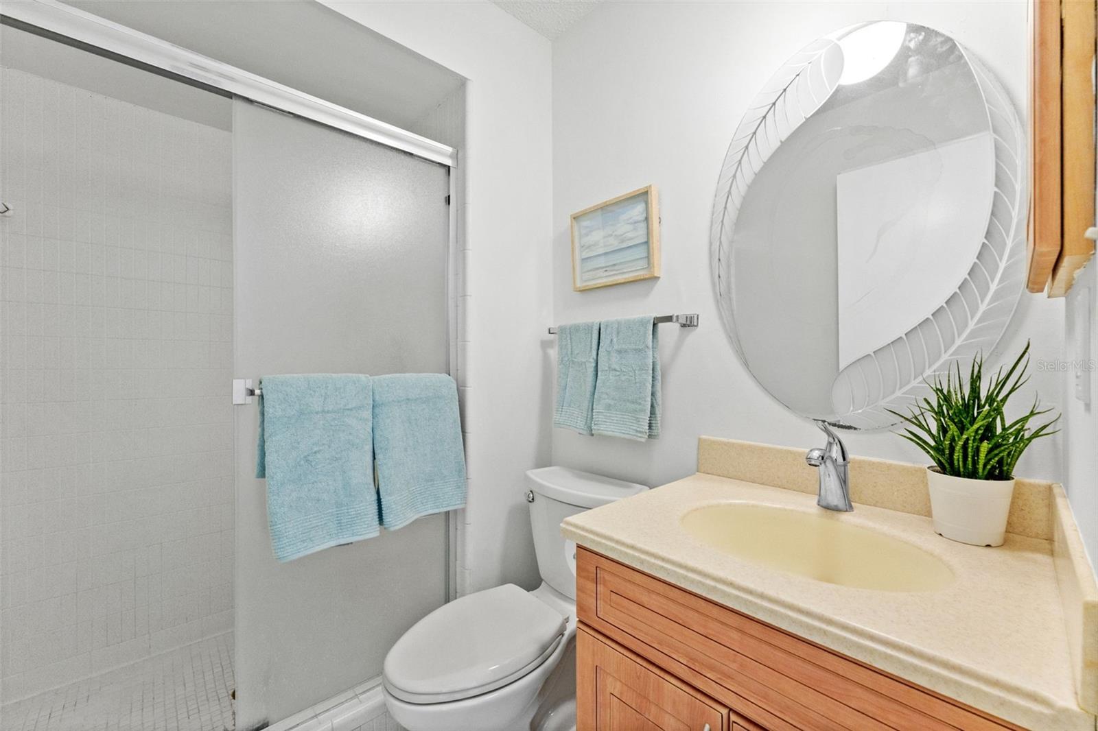 Dual-entry en suite bathroom
