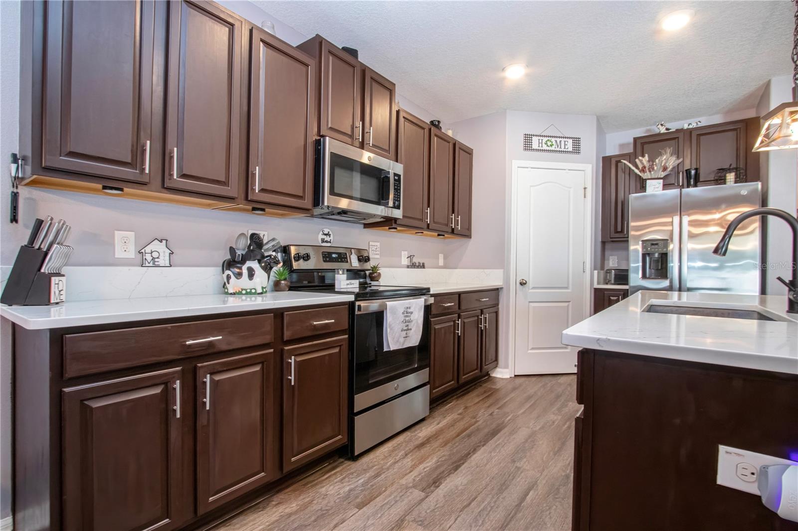 Ample Kitchen Cabinets