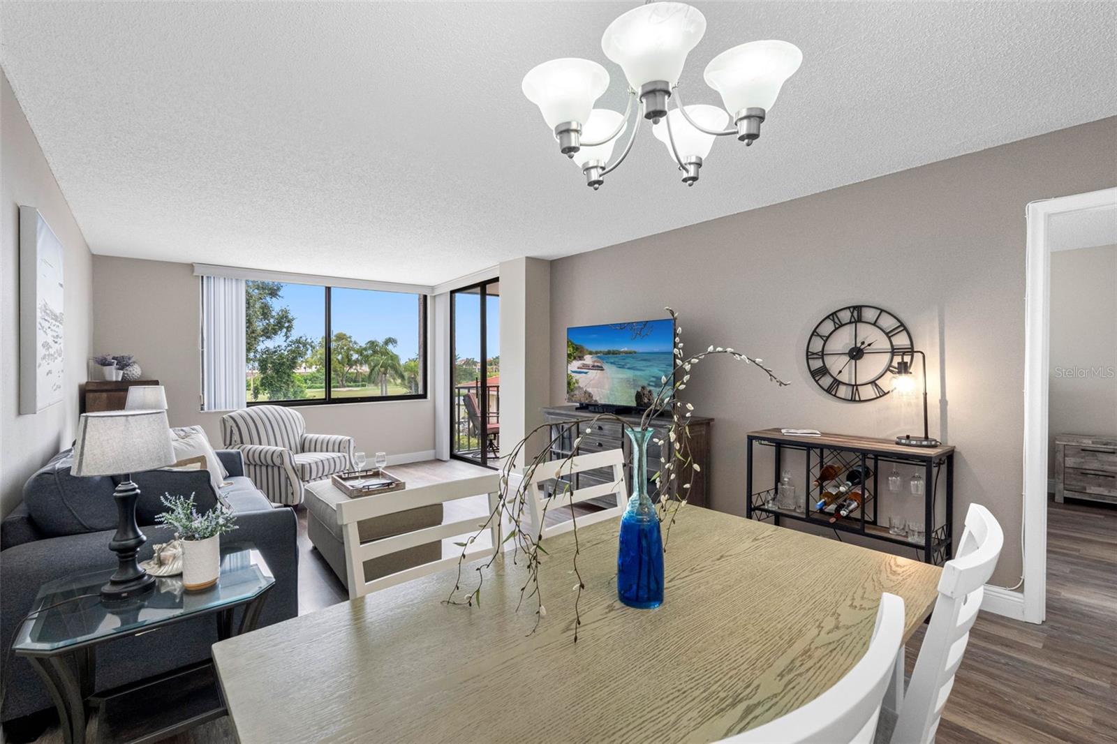 Fully furnished & beautifully updated
