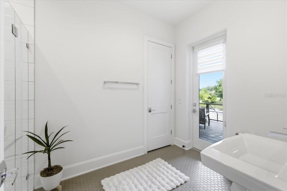 2nd Bathroom/Pool Bath