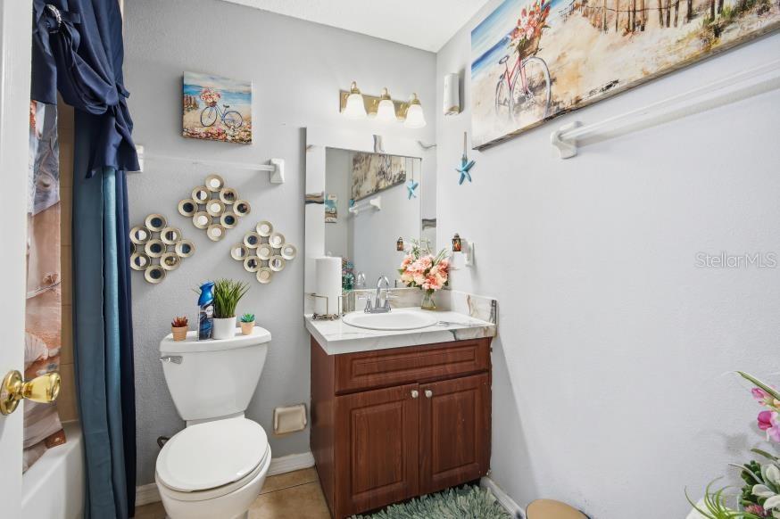 Guest Bath with tub
