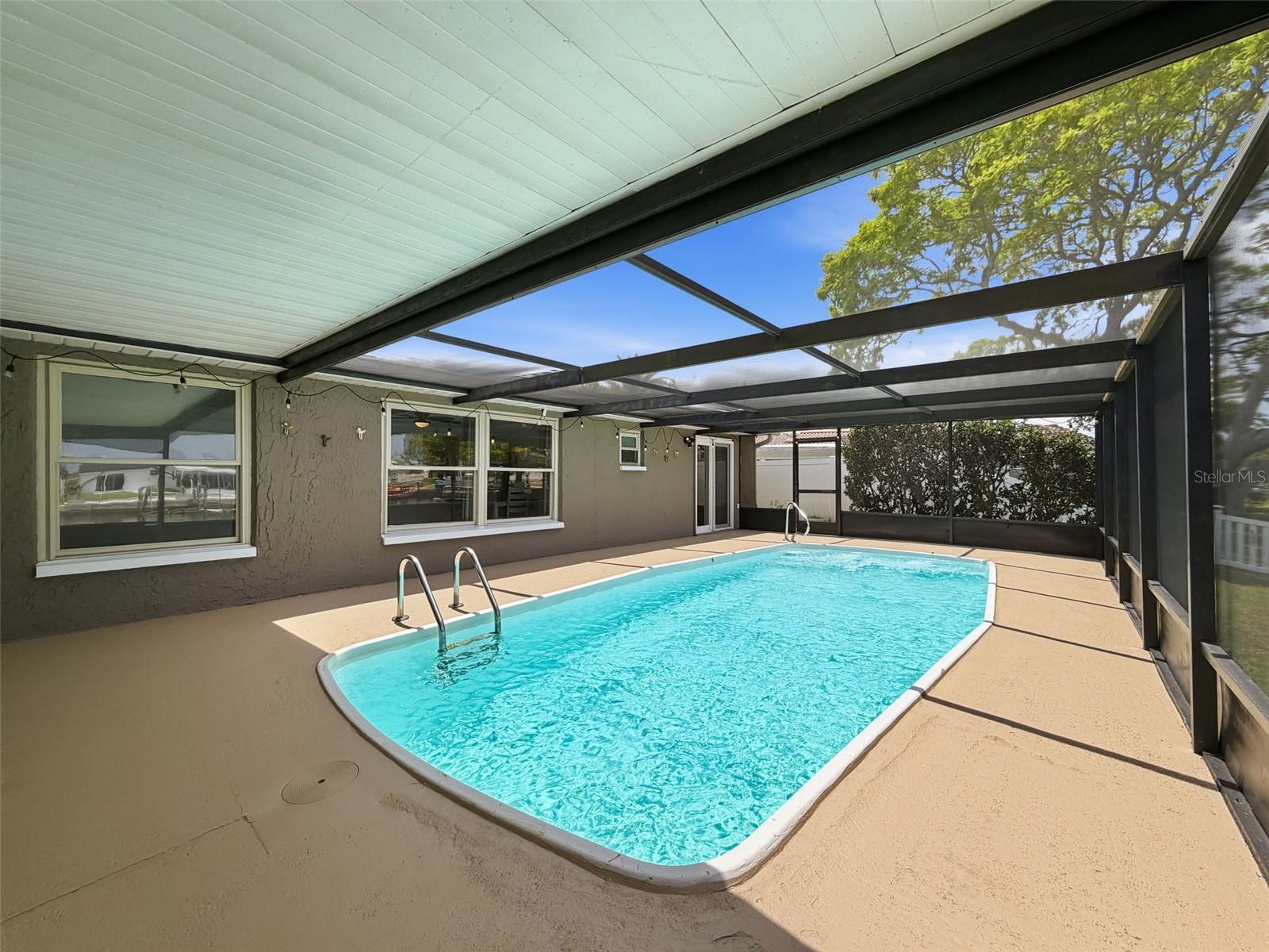 STUNNING SWIMMING POOL