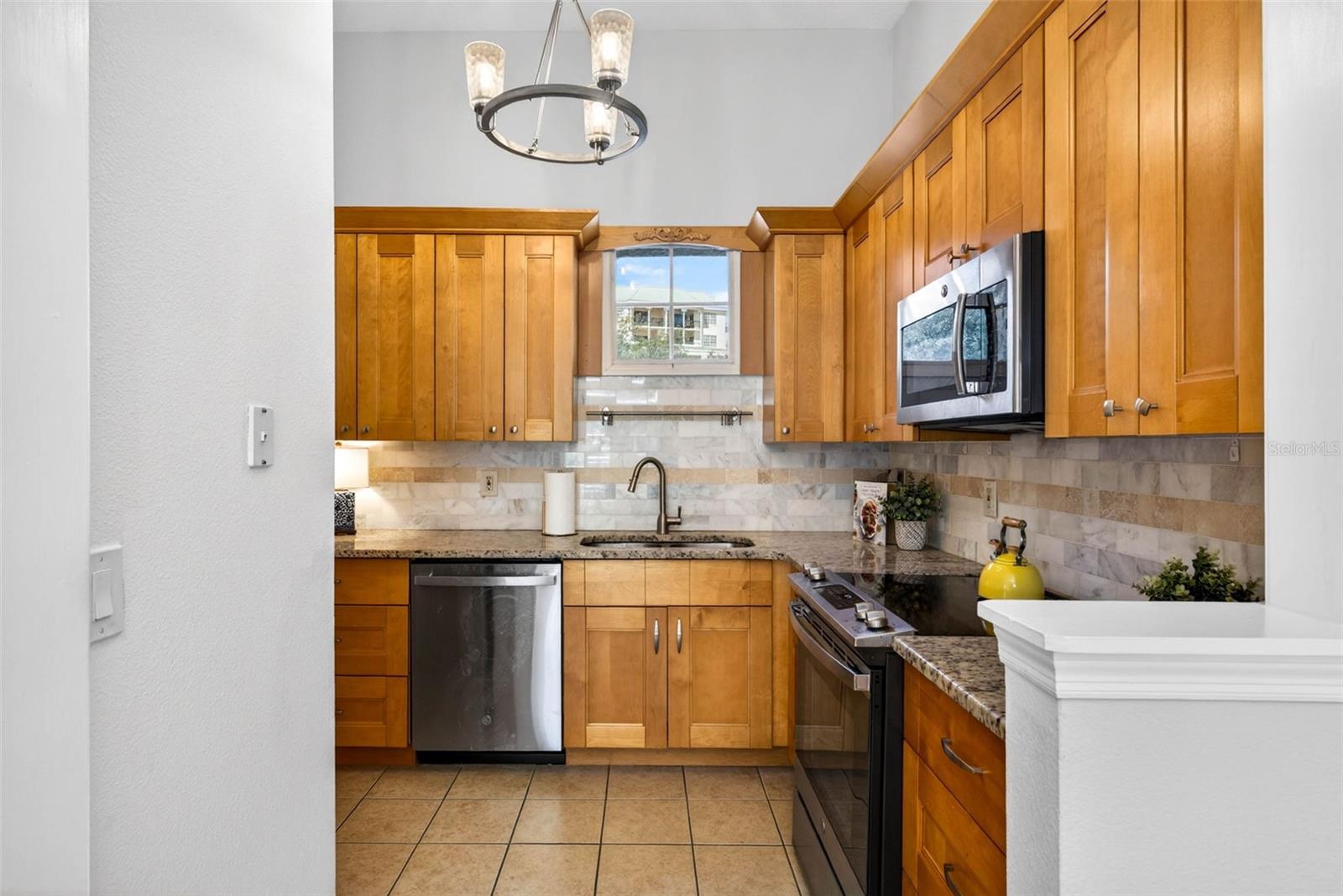 Solid Wood Cabinets with Granite and Stainless Steel Appliances