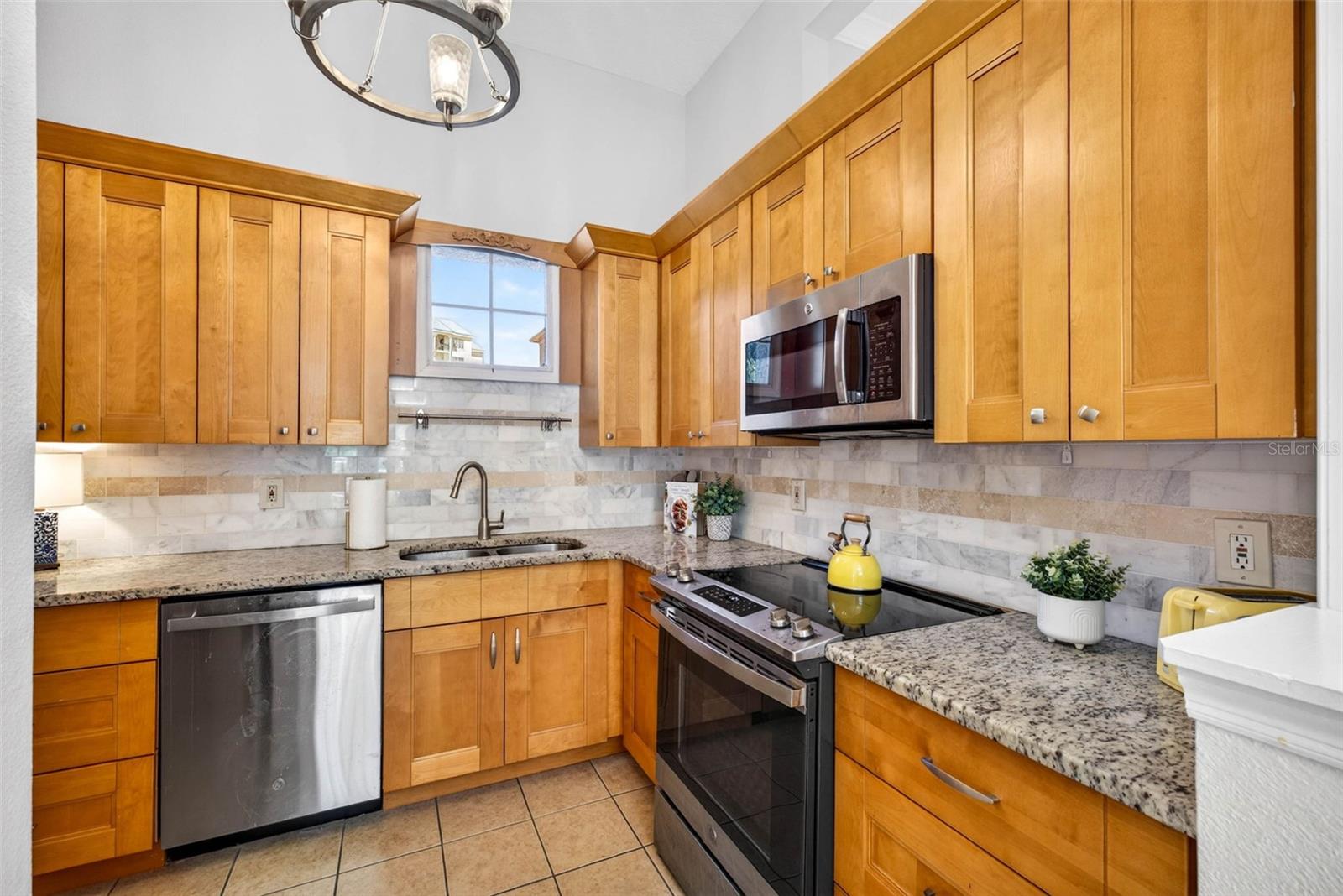 Solid Wood Cabinets with Granite and Stainless Steel Appliances