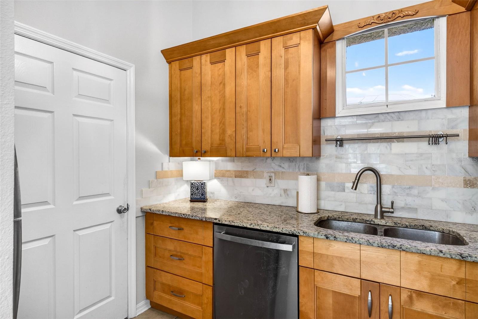 Solid Wood Cabinets with Granite and Stainless Steel Appliances
