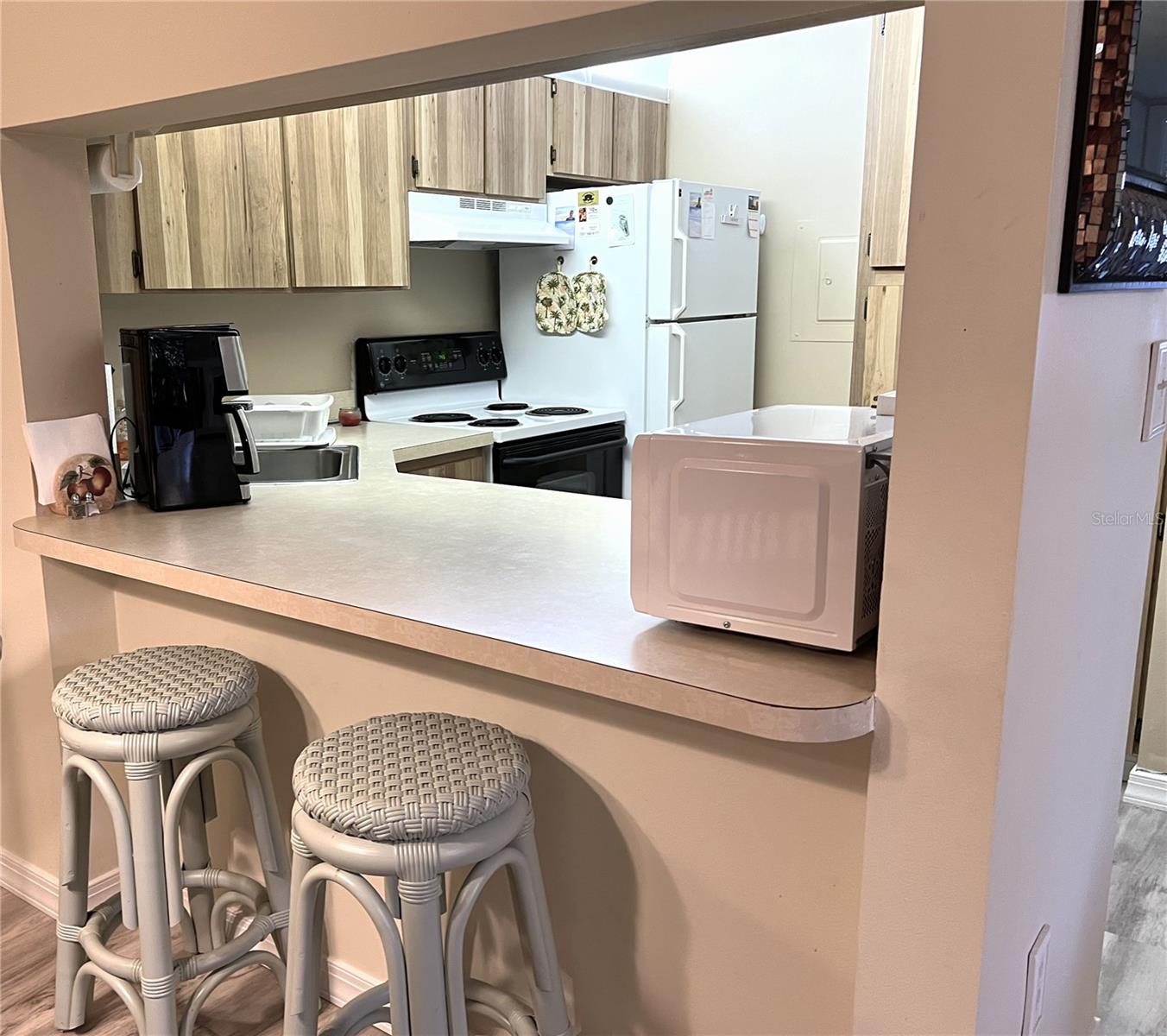BREAKFAST BAR W/STOOLS