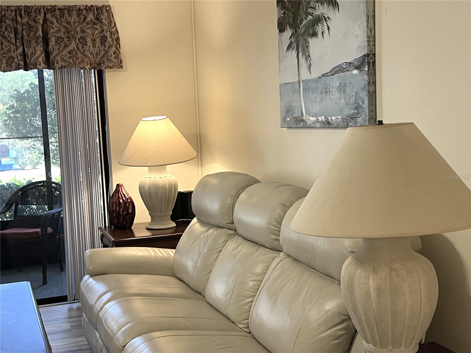 LIVING ROOM WITH LEATHER SOFA