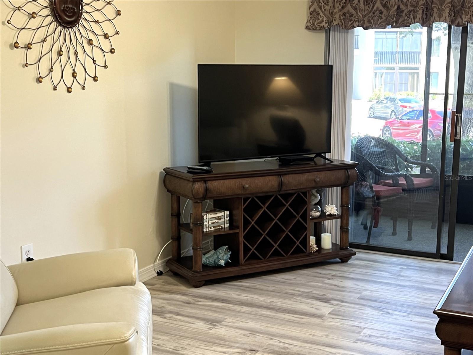 LEATHER RECLINING CHAIR & TV W/ENTERTAINMENT CENTER