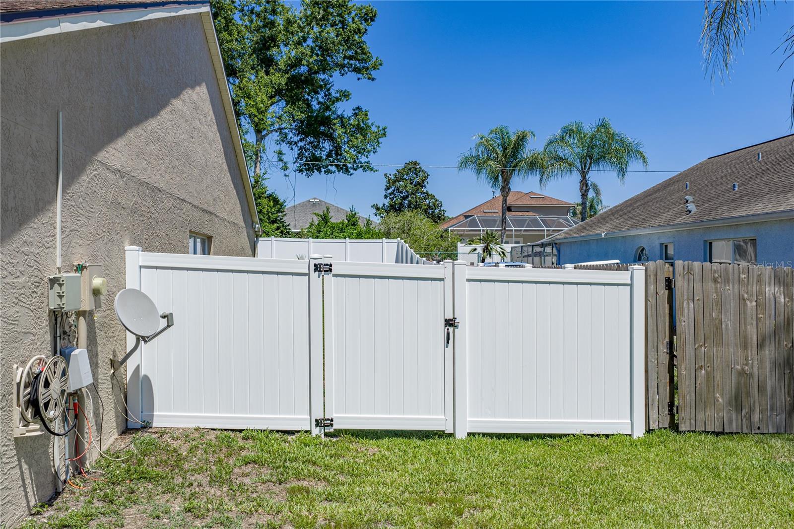 Side Gate