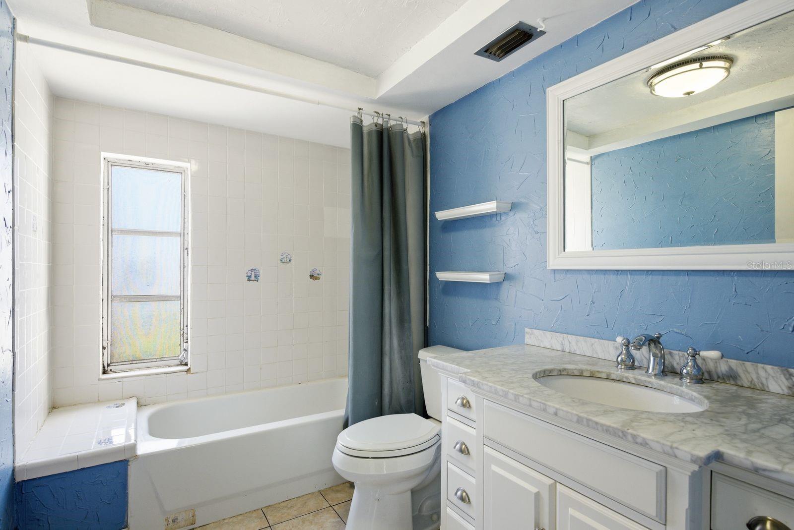 Full Bathroom 1 (interior)