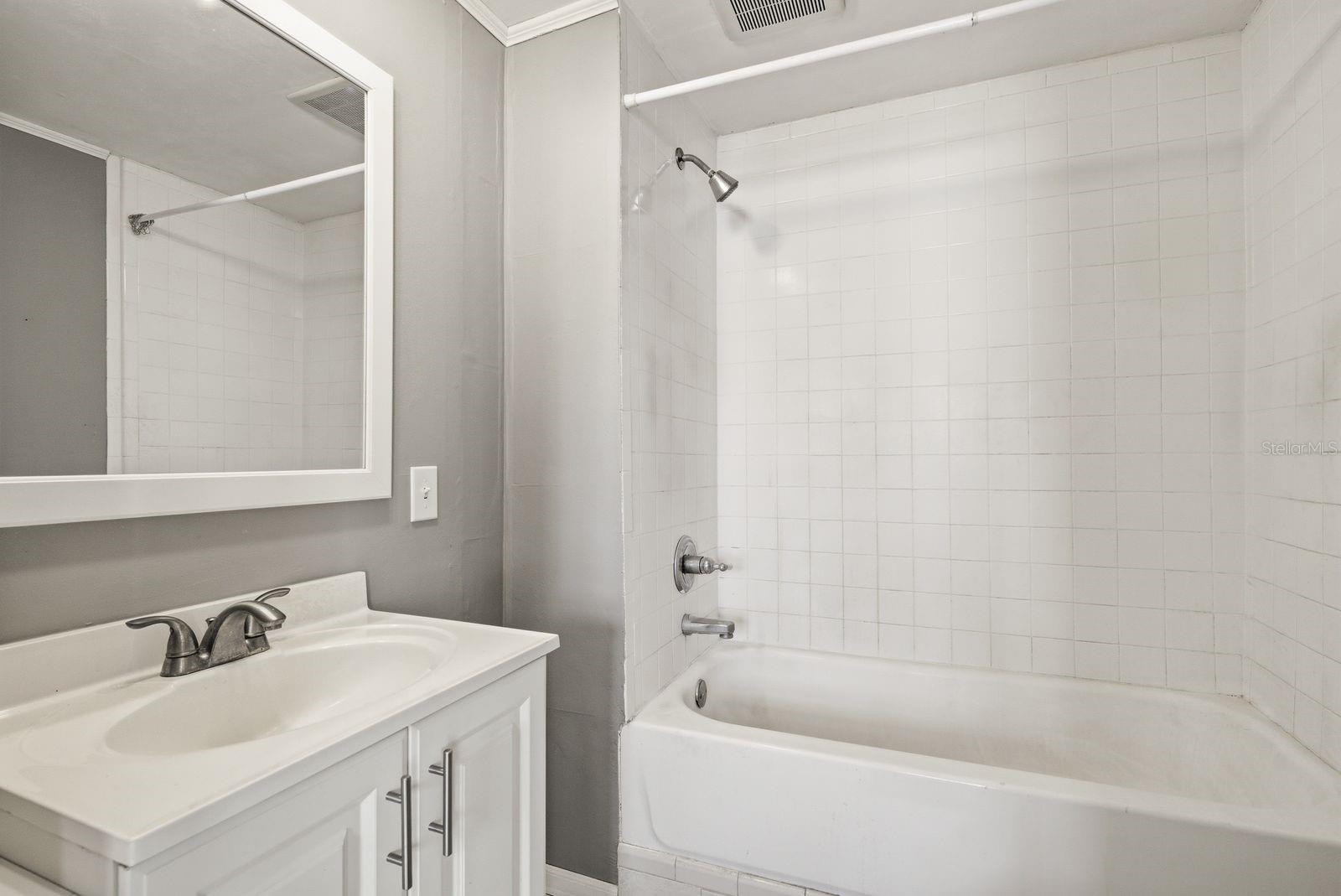 Full Bathroom 2 (interior)