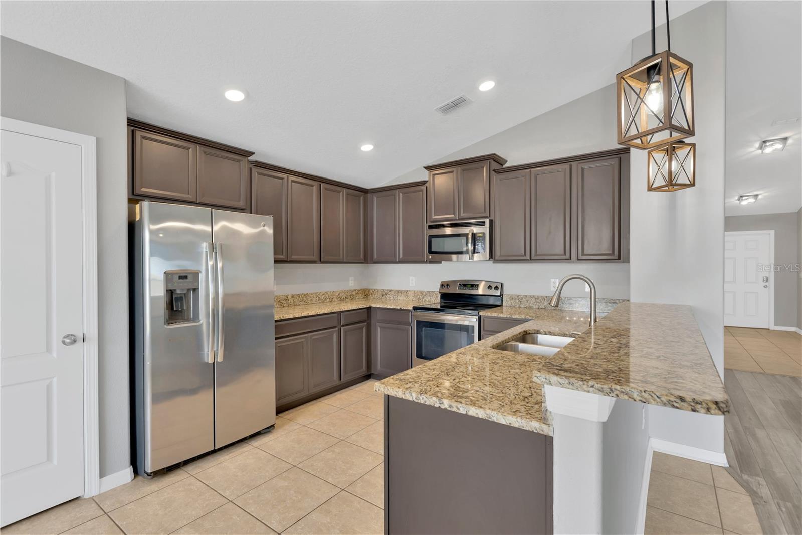 Kitchen w/Breakfast Bar