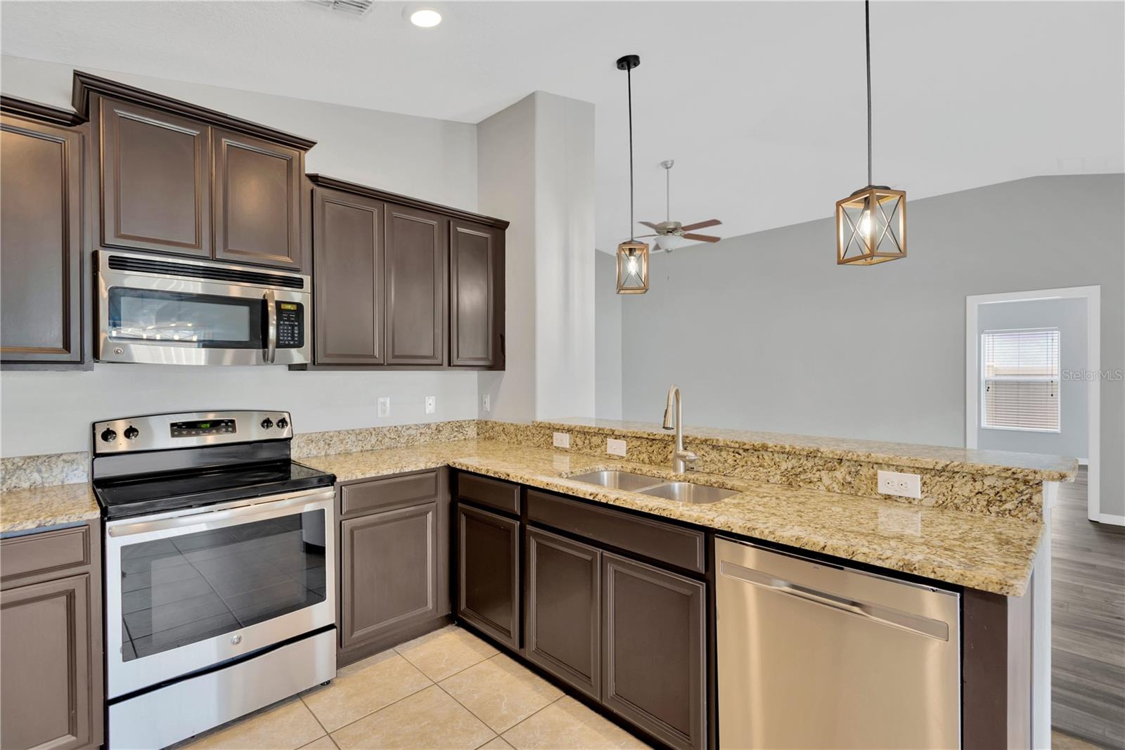 Kitchen w/Breakfast Bar