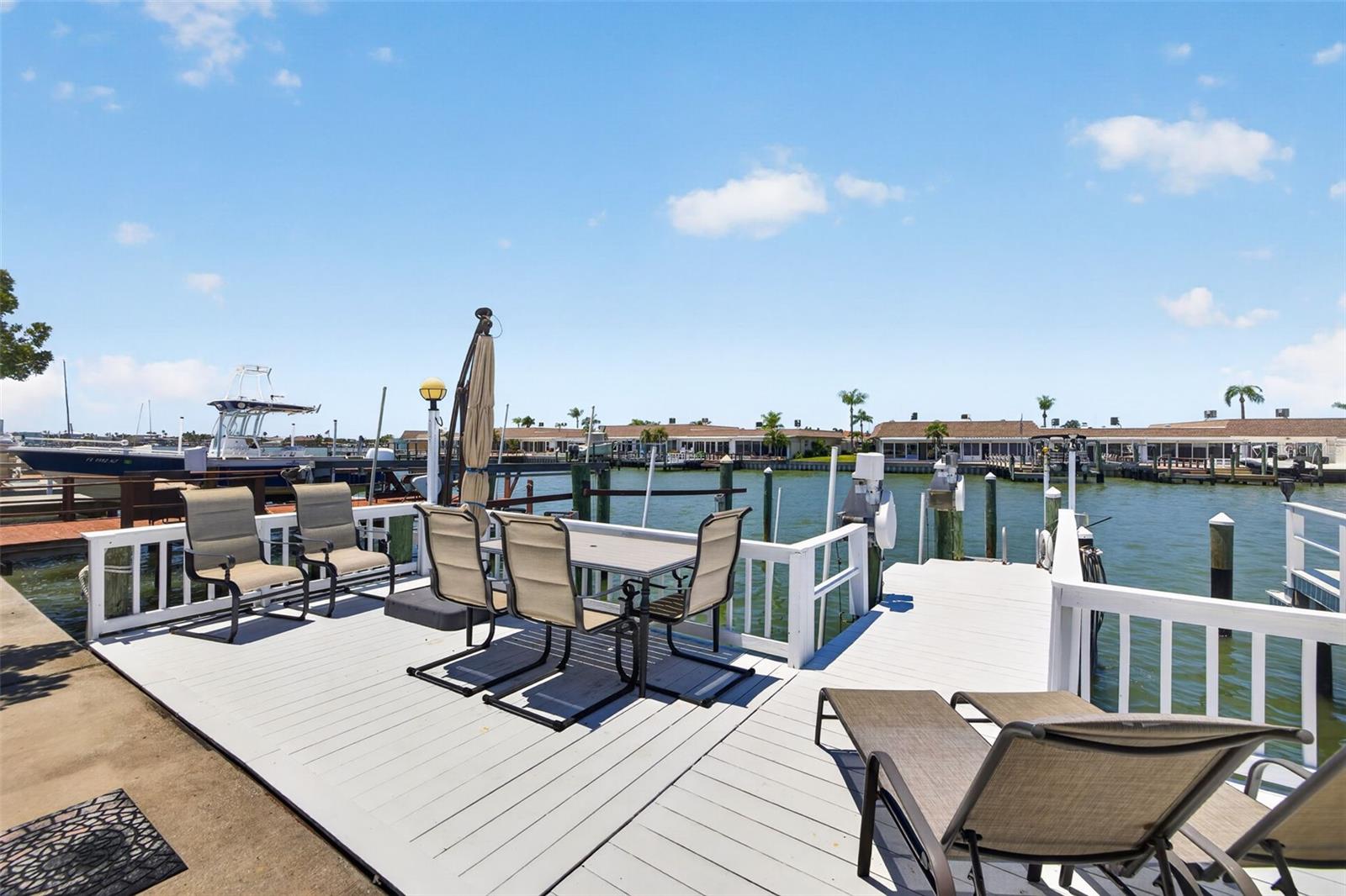 Deck with Boatlift