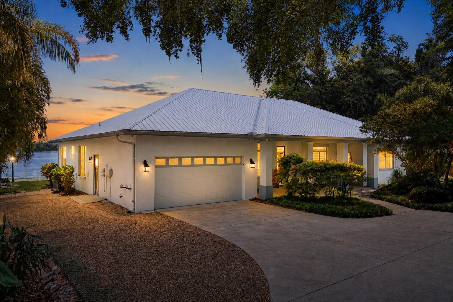 Twilight Coastal LakeHouse on Lake Calm
