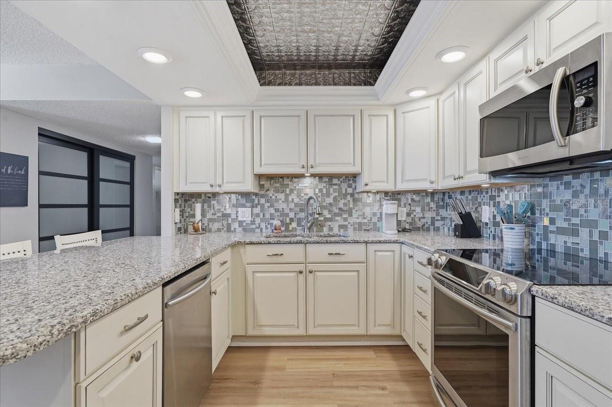 WELL DESIGNED KITCHEN AND CABINET SPACE!