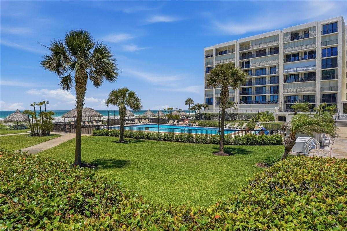 TROPICAL ~ MAINTENANCE FREE ~ LANDSCAPING!!