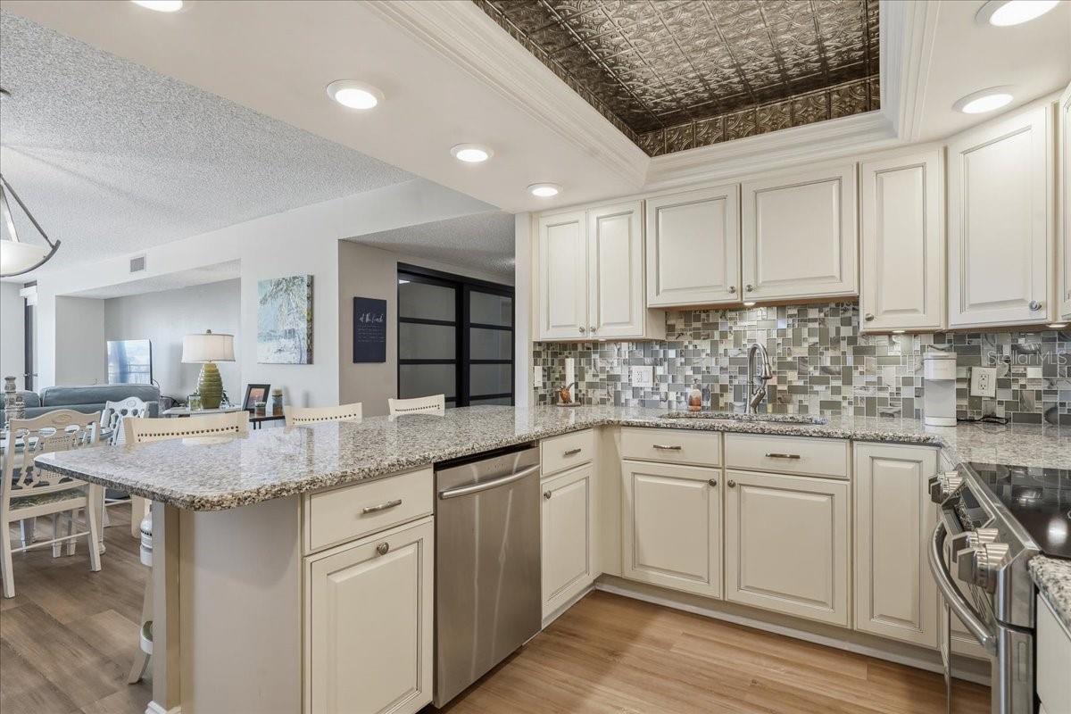 GORGEOUS KITCHEN WITH AN AMAZING TILE BACKSPLASH