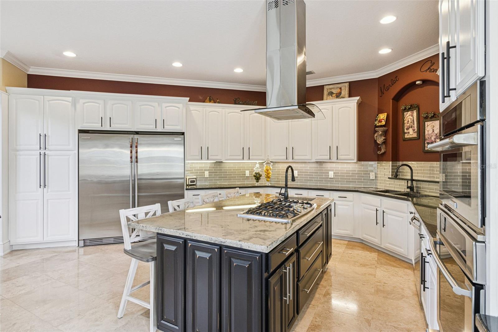 Chef's kitchen, cooking island.
