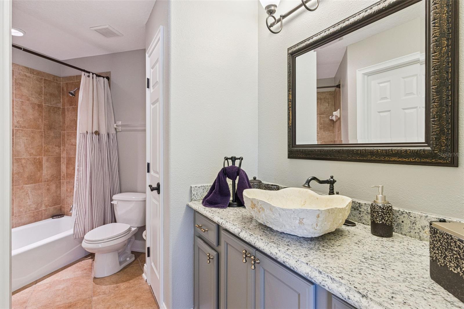 Bedroom 2 en suite bath.