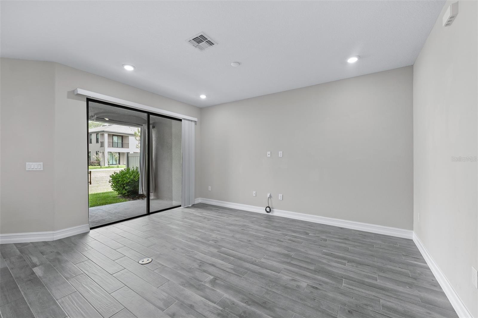 Large open family room with sliders to lanai