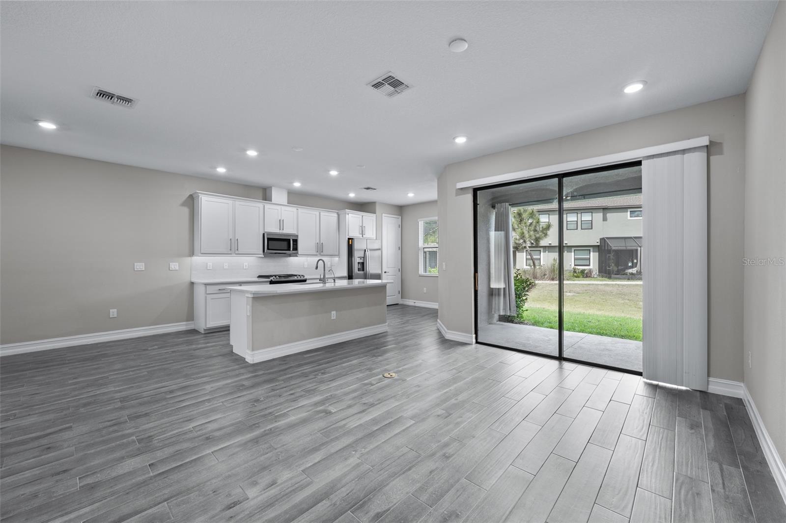 Open floor plan with eat in kitchen, dinette and Family rm