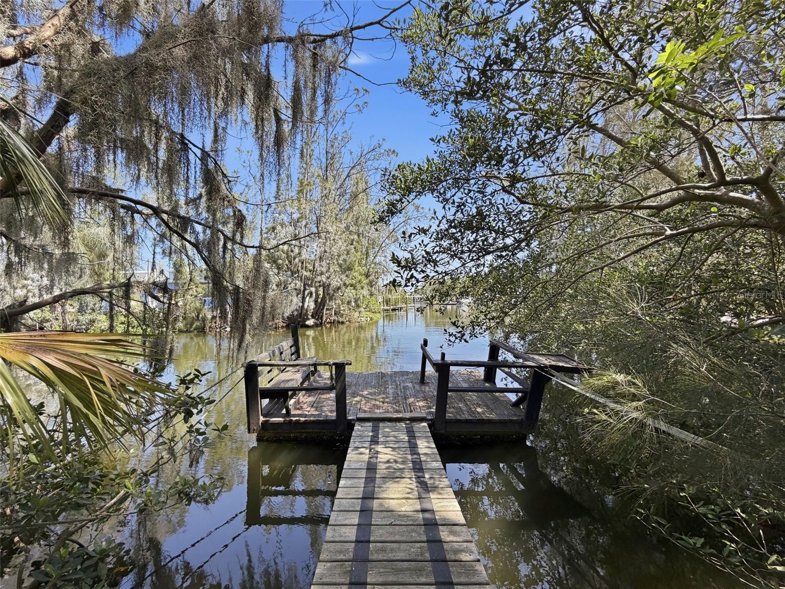 FLOATING DOCK