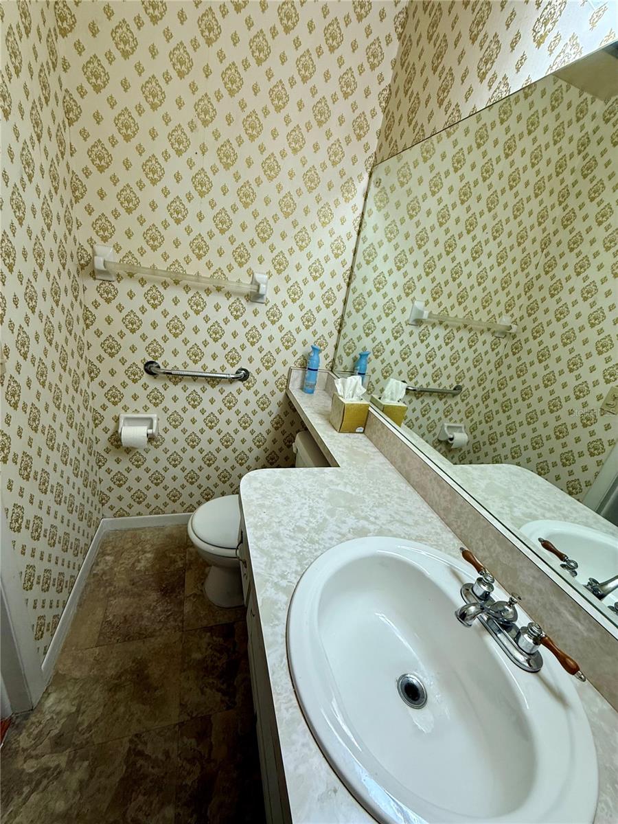 Guest 1/2 bath