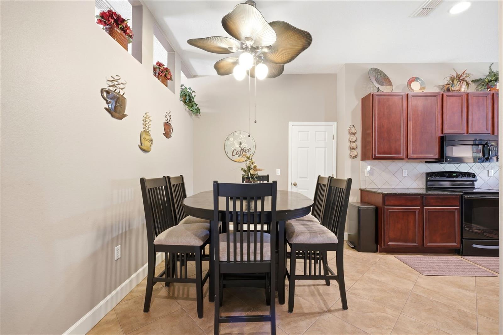 Kitchen/Breakfast Nook