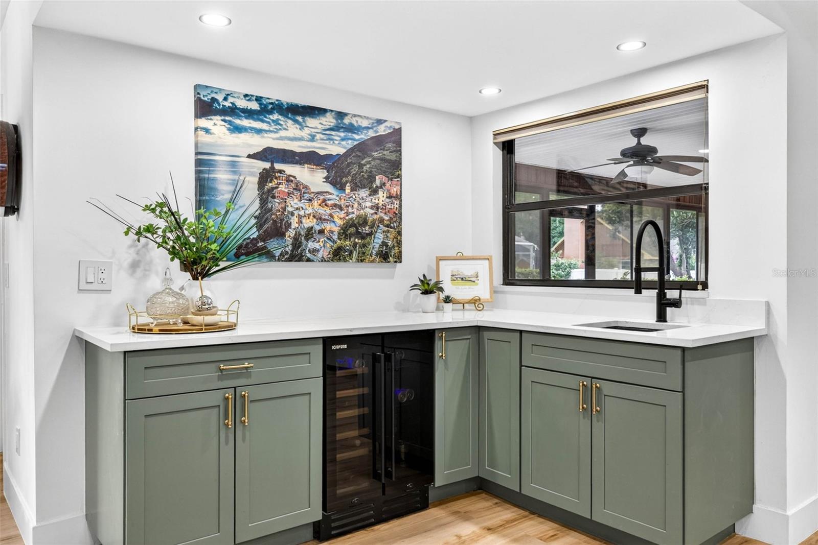 Wet bar and wine fridge