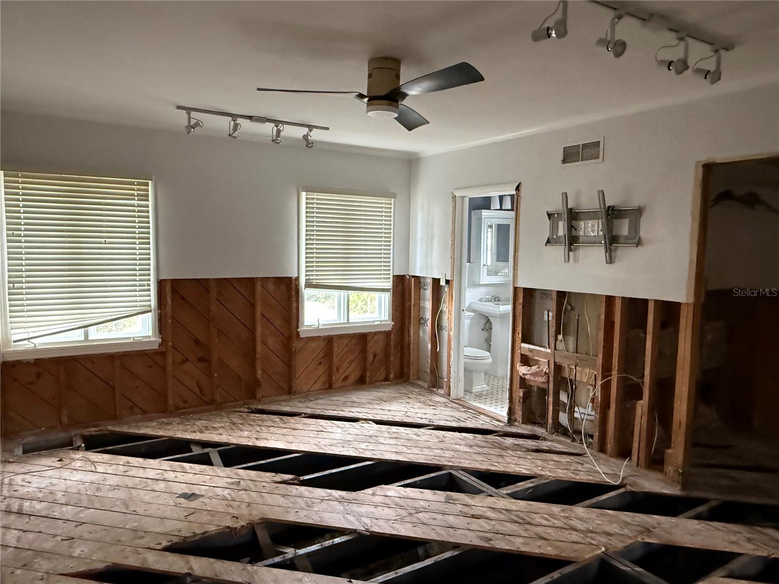 Primary bedroom features en-suite bath and walk-in closet